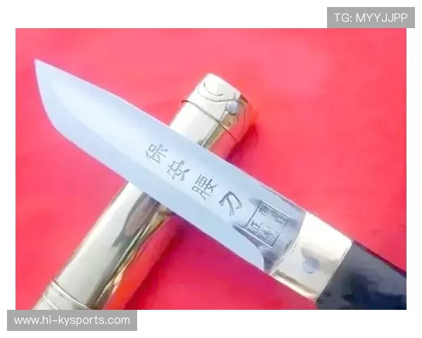球员进球后从袜子里掏出保安族的腰刀，刀削球网庆祝